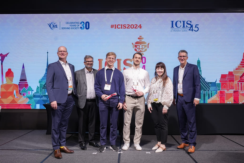 Best Paper Award für Paul Miethaner und Thomas Krapf und Prof. Dr. Bernd Heinrich auf der ICIS 2024